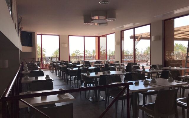 Отель Las Palmeras Affiliated by FERGUS 