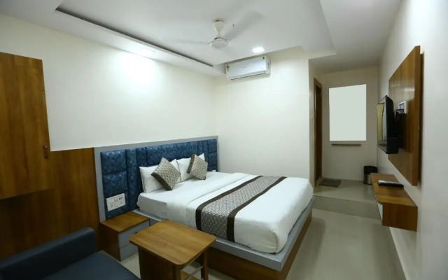 OYO 90380 Hotel Golden City