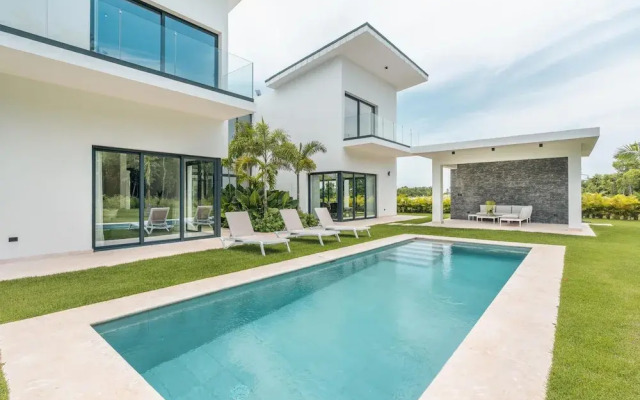 Magnificent Villa With Golf Cart Maid at Caleton