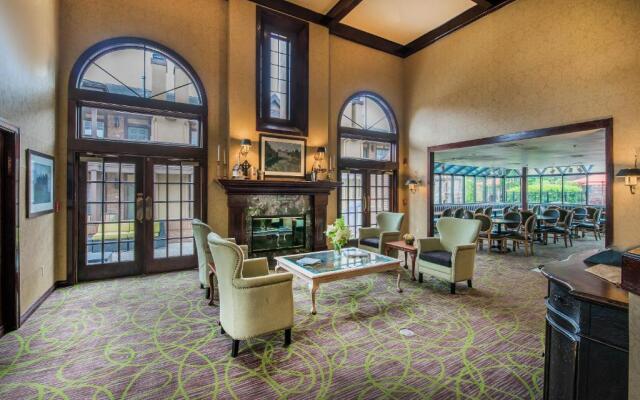 Cloverleaf Suites