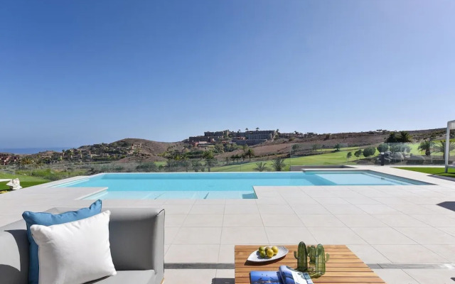 Villa in Salobre With Pool & Golf Nearby