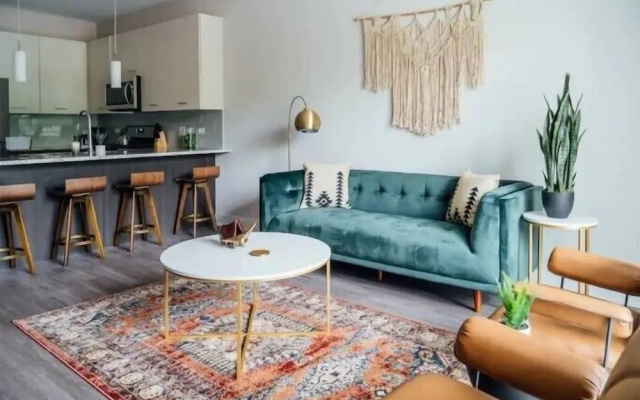 Bright Stylish 2BR Apt in Oak Brook
