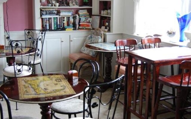 A Cape Cod Ocean Manor Inn