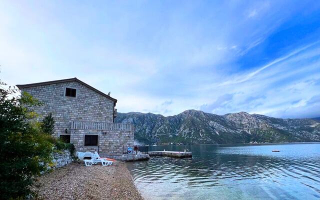 Amazing House Near Beach in Kostanjica