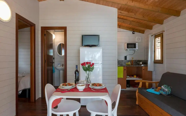 Beautiful Wooden Bungalow With Shared Pool