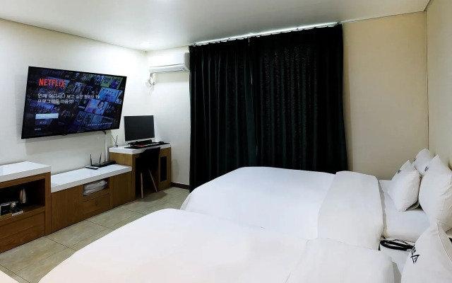 White Tourist Hotel