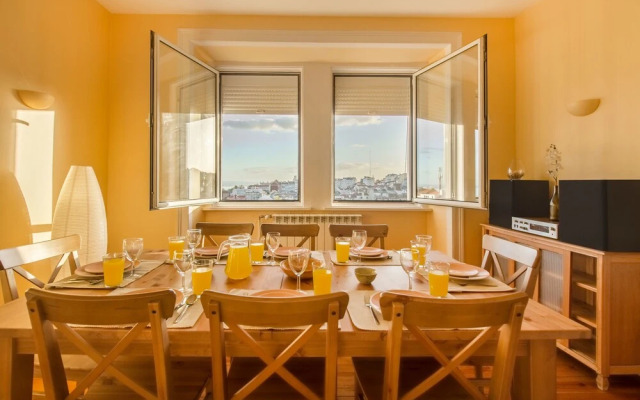 Bright & Beautiful Top Floor Graça Flat