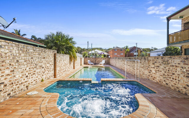 Bayswater Tweed Motel