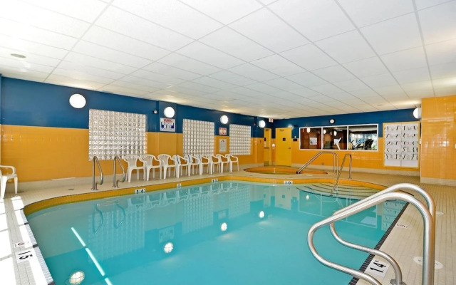Econo Lodge Inn & Suites University