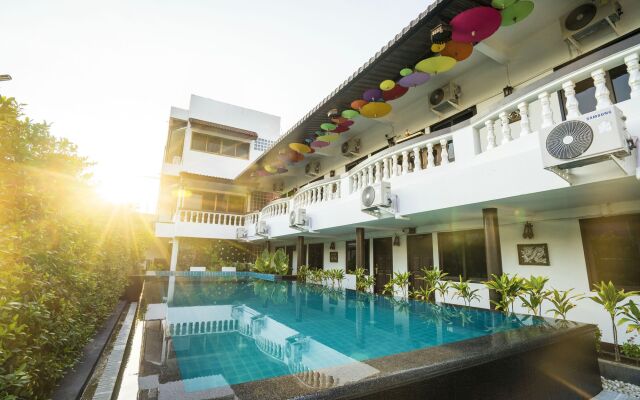 Pai Residence Chiangmai Gate