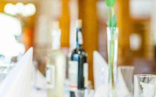 Figaro - Hotel I Restauracja