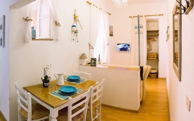 White Colosseo Victoria House