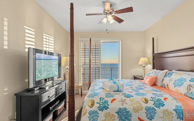 Beachfront Bliss Awaits: 2-bed, 2-bath Condo at Sterling Reef - Sleeps 6!