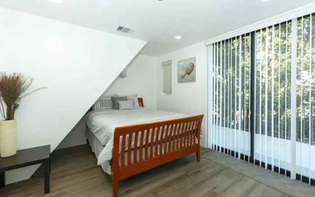 2nd Story Masterpiece In Venice Beach 4 Bedroom Home by RedAwning