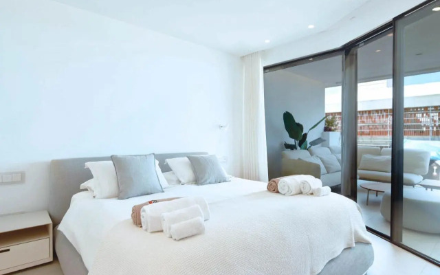 Infinity 0-3 LUXE PARTIAL SEA VIEW 2B