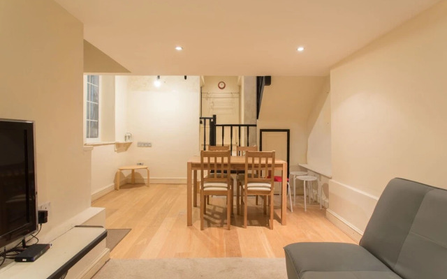 Modern Mezzanine in Earl's Court, for 6