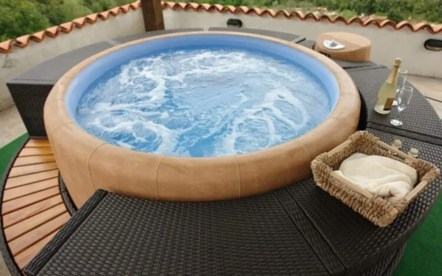 House Rilovic - Two Bedroom House With Swimming Pool and Jacuzzi