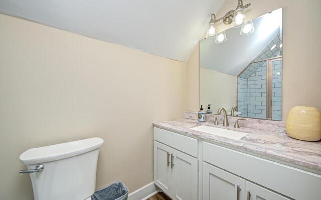 Stylish 1BR Condo 1 Mile To Downtown