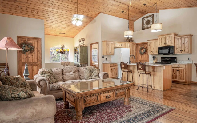 Stunning Ruidoso Cabin w/ Private Hot Tub!
