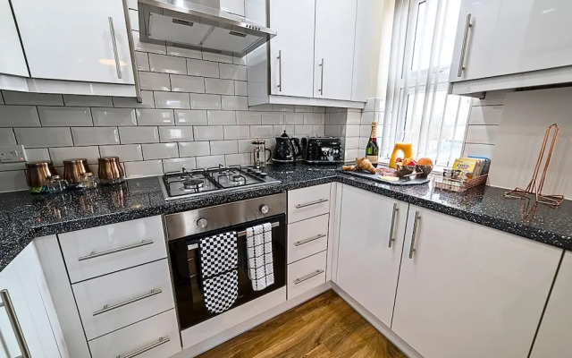 Heathrow Clean 2Bedroom Apt with Parking