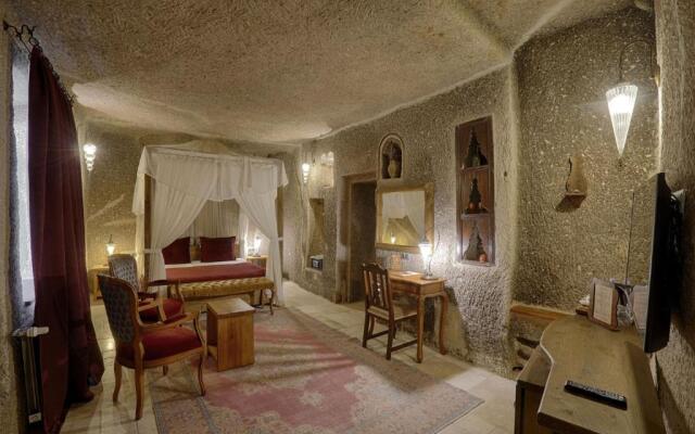 Hera Cave Suites