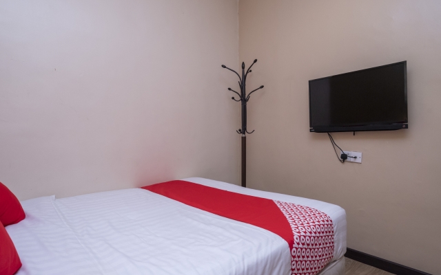 OYO 614 D'PINETREES Hotel