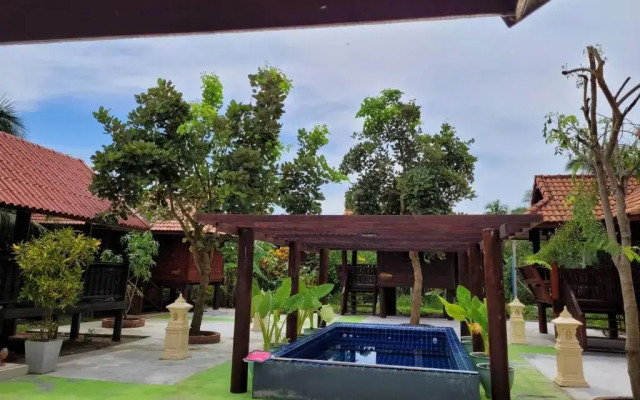 Ruen Thai Ampawa Resort