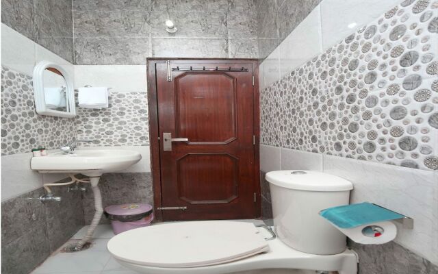 OYO 13700 Hotel Star Palace