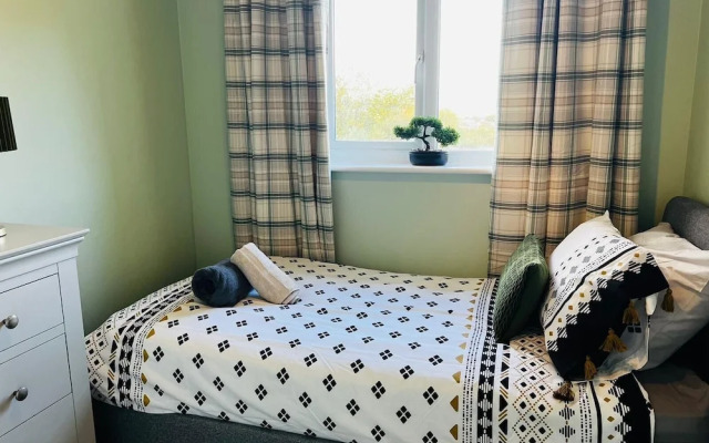 Luxury 4 bed House Sleeps 8, Enjoy in Comfort