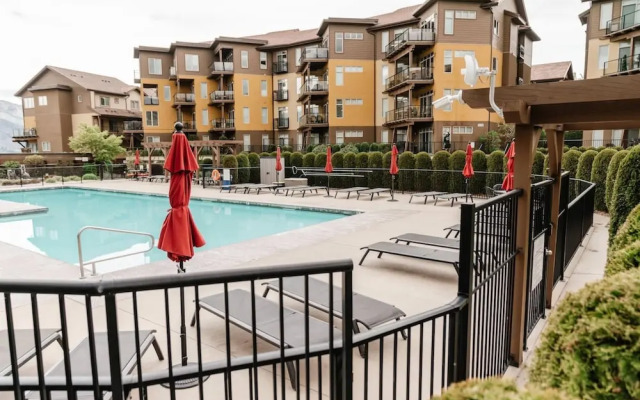 Lakefront Beachfront top Floor Condo w Pool