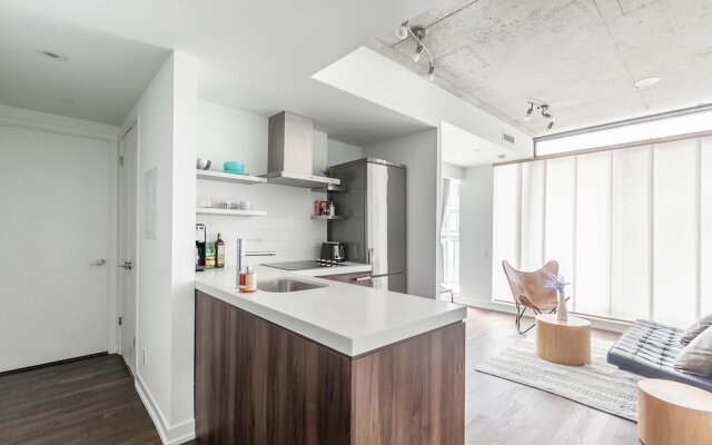 Stylish and Bright 1BR Condo King West