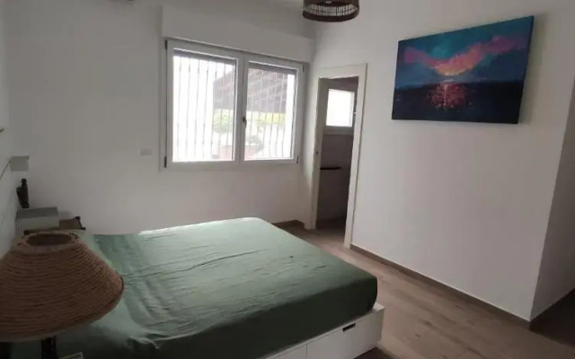 Seaside Villa with Hot Tub, 5mins walk from the sea