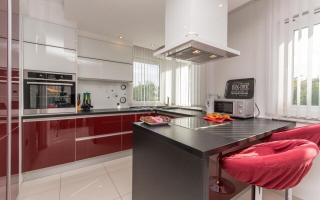 Beautiful Home in Zaton With Wifi and 6 Bedrooms