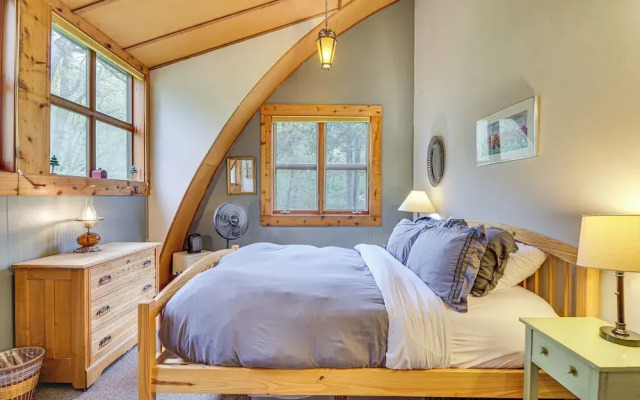 Riverfront Skykomish Cabin w/ Private Hot Tub!