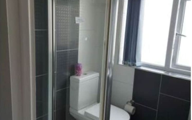 "room in Guest Room - Apple House Wembley Twin Room Shared Bathroom"