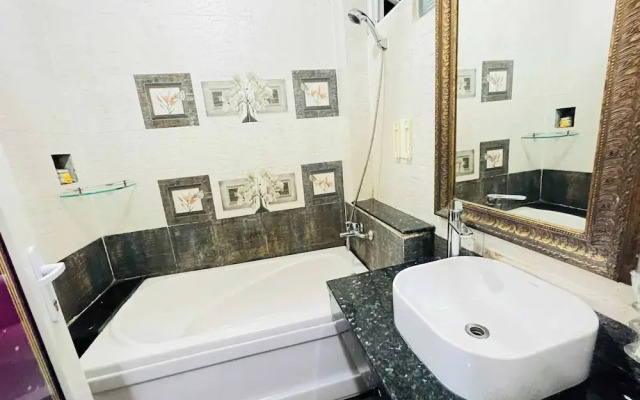 Crowne Meow Bui Vien Hotel 2