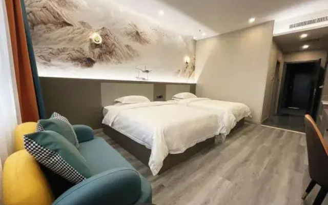 Golden Sunshine Hotel (Kuqa No.2 Middle School)