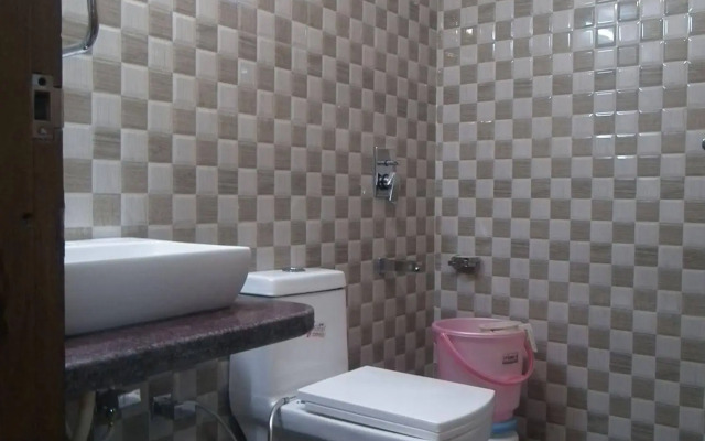 OYO 10229 Hotel Crystal