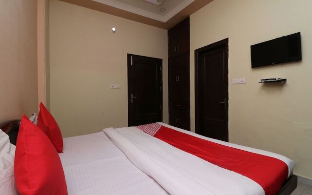 Oyo 30740 Hotel Gurudham Vrindavan