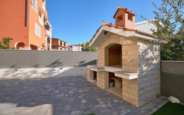 M Entire floor in a spacious house with pool