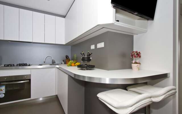 Luxury apt With Roofed Patio Near Beach & Center