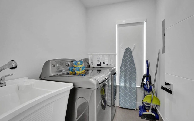 6BR Oasis with Heated Pool & Gameroom