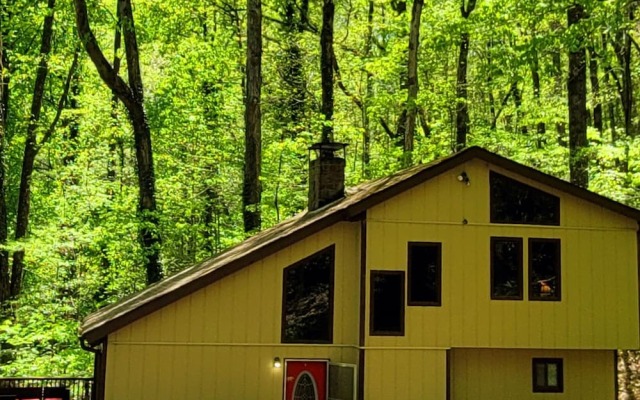 Bear Creek Lodge and Cabins in Helen Ga - Pet Friendly, River on Property, Walking Distance to downtown Helen