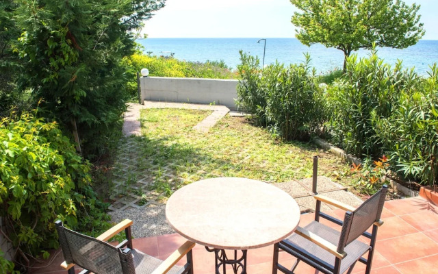 halu! Modern & Cozy Seafront Villa