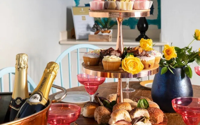 Dream Stays Bath - Trim Street Townhouse with Hot tub