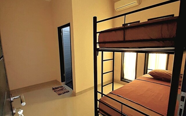 Safe House Bed and Breakfast - Hostel - Adults Ony