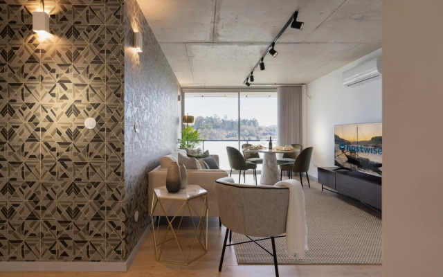 Luxurious Impressive Apartment - Balcony and Pool