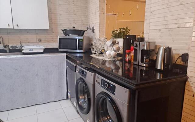 Lovely 3 bedroom condo with balcony families