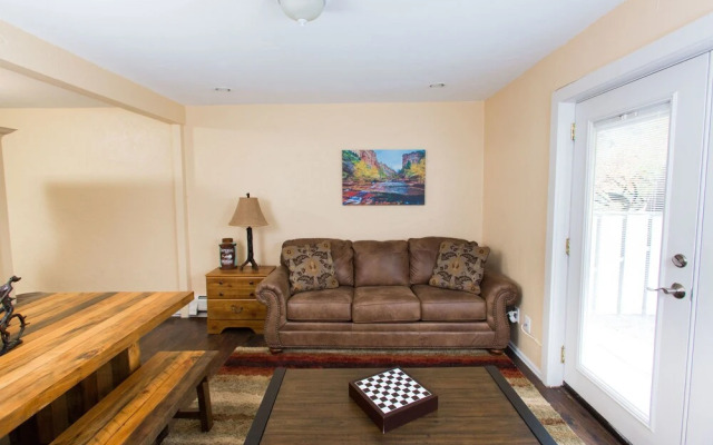 Quaint 2 Bedroom Minutes From Gondola