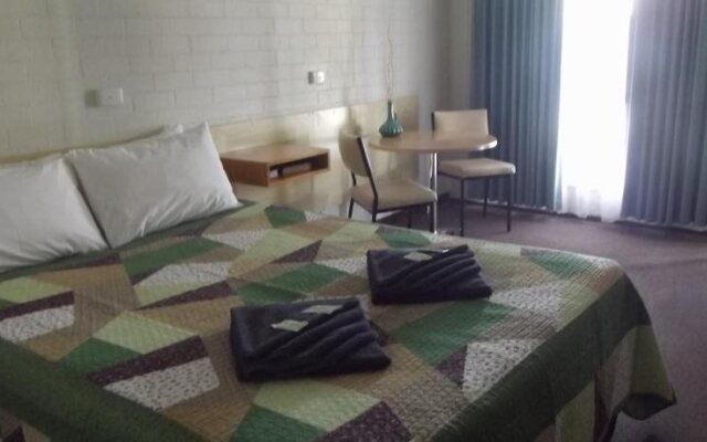 Country Roads Motor Inn